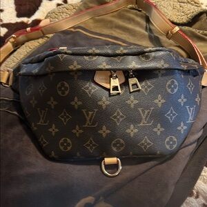 Louis Vuitton look bum bag
